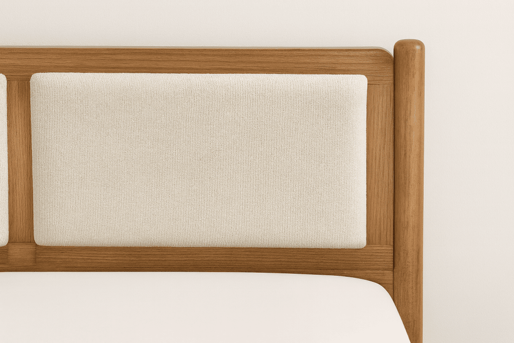 מיטה עץ אלון מדגם בולוניה בשילוב גב מרופד